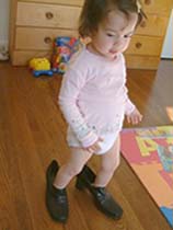 Petite fille et grandes chaussures